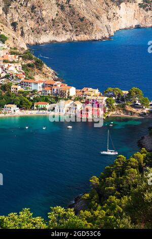 Nahaufnahme des Dorfes Asos, der Halbinsel Assos und des fantastischen blauen ionischen Meerwassers. Luftaufnahme, Sommerlandschaft von berühmten und äußerst beliebten Reiseziel in Cefalonia, Griechenland, Europa Stockfoto