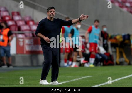 Lissabon. August 2021. Spartak Moskvas Cheftrainer Rui Vitoria ist am 10. August 2021 beim dritten Qualifikationslauf der UEFA Champions League im Fußballspiel der zweiten Etappe zwischen SL Benfica und Spartak Moskva im Luz-Stadion in Lissabon, Portugal, mit Gesten unterwegs. Quelle: Petro Fiuza/Xinhua/Alamy Live News Stockfoto