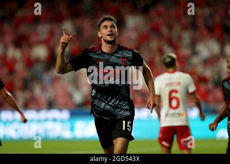 Lissabon. August 2021. Roman Yaremchuk von SL Benfica feiert am 10. August 2021 im Luz-Stadion in Lissabon, Portugal, nach einem Tor während der dritten Qualifikationsrunde der UEFA Champions League im Fußballspiel der zweiten Etappe zwischen SL Benfica und Spartak Moskva. Quelle: Petro Fiuza/Xinhua/Alamy Live News Stockfoto