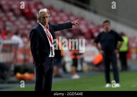 Lissabon. August 2021. Benficas Cheftrainer Jorge Jesus deutet während des dritten Qualifikationsrunden der UEFA Champions League im Fußballspiel der zweiten Etappe zwischen SL Benfica und Spartak Moskva am 10. August 2021 im Luz-Stadion in Lissabon, Portugal. Quelle: Petro Fiuza/Xinhua/Alamy Live News Stockfoto