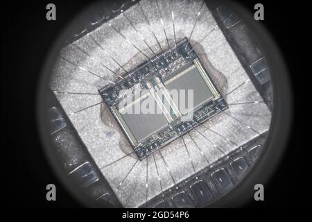 Mikrofotografie der internen Verkabelung und des Matrizenbildschirms von Texas Instruments TMS 2532A-45JL UV Eprom. Wurde durch ein 2-faches Ziel für den Bereich Gemmologie aufgenommen. SIEHE HINWEISE Stockfoto