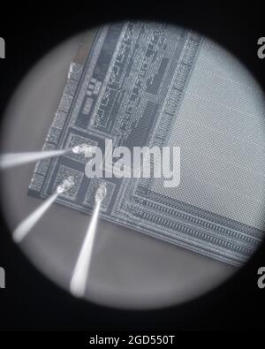 Mikrofotografie der internen Verkabelung und des Matrizenbildschirms von Texas Instruments TMS 2532A-45JL UV Eprom. Aufgenommen durch ein 10-faches Standard-Mikroskop-Objektiv. SIEHE HINWEISE Stockfoto