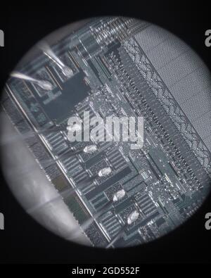 Mikrofotografie der internen Verkabelung und des Matrizenbildschirms von Texas Instruments TMS 2532A-45JL UV Eprom. Aufgenommen durch ein 10-faches Standard-Mikroskop-Objektiv. SIEHE HINWEISE Stockfoto