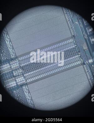 Mikrofotografie der internen Verkabelung und des Matrizenbildschirms von Texas Instruments TMS 2532A-45JL UV Eprom. Aufgenommen durch ein 8-faches Standard-Mikroskop-Objektiv. SIEHE HINWEISE Stockfoto