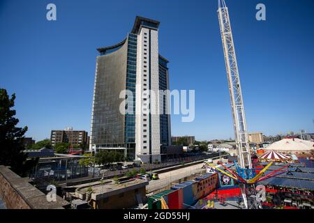 Empress State Building, Empress Approach, Lillie Road, West Brompton, London, SW6 1TR. General View GV des neuen Counter Terrorism Operations Center Stockfoto