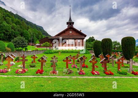 Kirche im traditionellen Schweizer Dorf Iseltwald am berühmten Brienzersee. Schweiz. Stockfoto