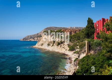 Das postmoderne Appartementgebäude 'La Muralla Roja', die rote Mauer, vom Architekten Ricardo Bofill an der Meeresküste in Calpe, Spanien Stockfoto