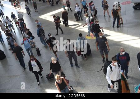 München, Deutschland. August 2021. Während des bundesweiten 48-stündigen Streiks über den Personenverkehr und die Schieneninfrastruktur laufen die Fahrgäste durch die Hauptkonkaverse des Münchner Hauptbahnhofs. Die Lokführer-Gewerkschaft GDL hatte ihre Mitglieder dazu aufgefordert.Quelle: Felix Hörhager/dpa/Alamy Live News Stockfoto