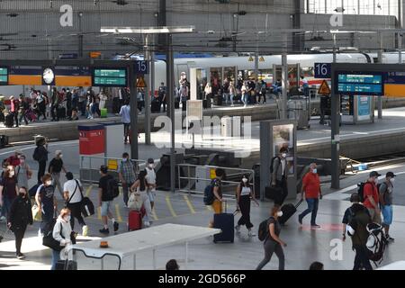 München, Deutschland. August 2021. Während des bundesweiten 48-stündigen Streiks über den Personenverkehr und die Schieneninfrastruktur laufen die Fahrgäste durch die Hauptkonkaverse des Münchner Hauptbahnhofs. Die Lokführer-Gewerkschaft GDL hatte ihre Mitglieder dazu aufgefordert.Quelle: Felix Hörhager/dpa/Alamy Live News Stockfoto