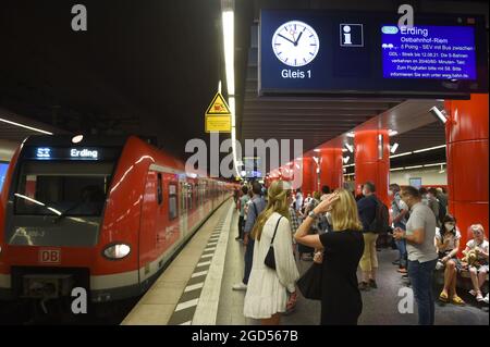 München, Deutschland. August 2021. Während des 48-stündigen landesweiten Streiks im Personenverkehr und in der Schieneninfrastruktur kommt eine S-Bahn am Münchner Hauptbahnhof an. Die Lokführer-Gewerkschaft GDL hatte ihre Mitglieder dazu aufgefordert.Quelle: Felix Hörhager/dpa/Alamy Live News Stockfoto