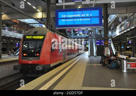 Berlin, Deutschland. August 2021. Landesweiter 48-Stunden-Streik im Personenverkehr und in der Schieneninfrastruktur. Die Lokführer-Gewerkschaft GDL hatte ihre Mitglieder zur Teilnahme aufgefordert. Leerer Bahnsteig am Hauptbahnhof in Berlin, 11. August 2021. (CTK Photo/Ales Zapotocky Stockfoto