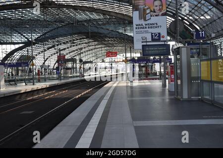 Berlin, Deutschland. August 2021. Landesweiter 48-Stunden-Streik im Personenverkehr und in der Schieneninfrastruktur. Die Lokführer-Gewerkschaft GDL hatte ihre Mitglieder zur Teilnahme aufgefordert. Leerer Bahnsteig am Hauptbahnhof in Berlin, 11. August 2021. (CTK Photo/Ales Zapotocky Stockfoto