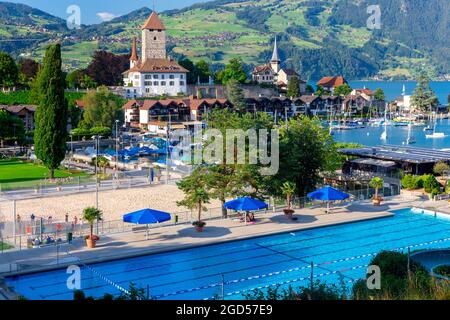 Typisches Schweizer Dorf Spiez am Ufer des Thunersees. Schweiz. Stockfoto