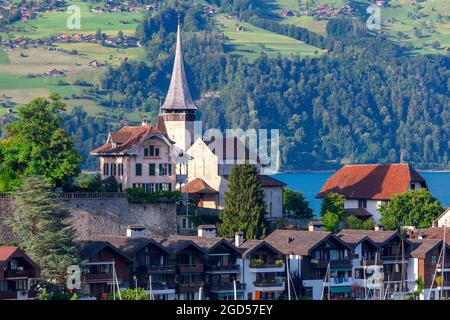 Typisches Schweizer Dorf Spiez am Ufer des Thunersees. Schweiz. Stockfoto