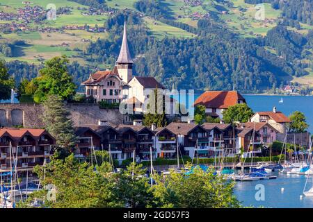 Typisches Schweizer Dorf Spiez am Ufer des Thunersees. Schweiz. Stockfoto