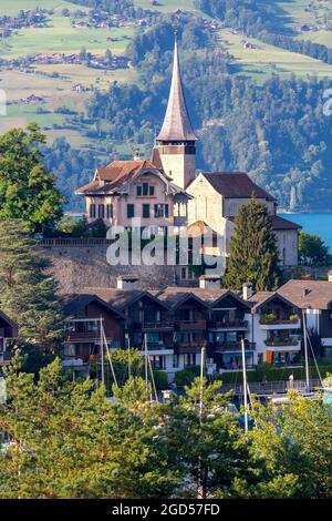 Typisches Schweizer Dorf Spiez am Ufer des Thunersees. Schweiz. Stockfoto