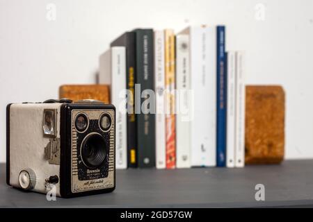 Évora, Alentejo, Portugal, 10. August 2021. Alte Kodak Kamera, genannt Box, mit Büchern als Hintergrund. Stockfoto