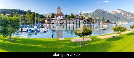 Panoramablick auf das Schweizer Dorf Spiez am Ufer des Thunersees. Schweiz. Stockfoto