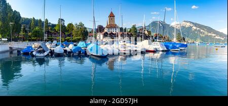 Panoramablick auf das Schweizer Dorf Spiez am Ufer des Thunersees. Schweiz. Stockfoto