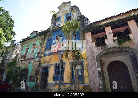 Fassadenansicht des Largo do Boticário die Ende des 18. Jahrhunderts portugiesischen Kolonialstil bunten Gebäuden in der Nachbarschaft von Cosme Velho Rio de Janeiro. Stockfoto