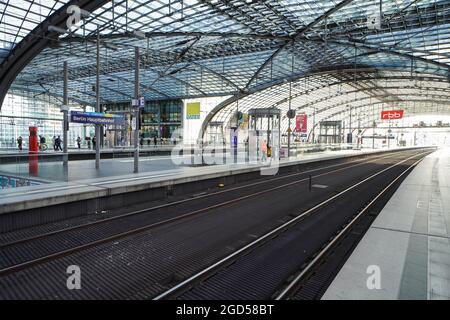 Berlin, Deutschland. August 2021. Leere Bahnsteige sind während eines Streiks der Zugführer am Berliner Hauptbahnhof in Berlin, der Hauptstadt Deutschlands, am 11. August 2021 zu sehen. Quelle: Stefan Zeitz/Xinhua/Alamy Live News Stockfoto