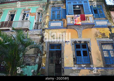 Fassadenansicht des Largo do Boticário die Ende des 18. Jahrhunderts portugiesischen Kolonialstil bunten Gebäuden in der Nachbarschaft von Cosme Velho Rio de Janeiro. Stockfoto