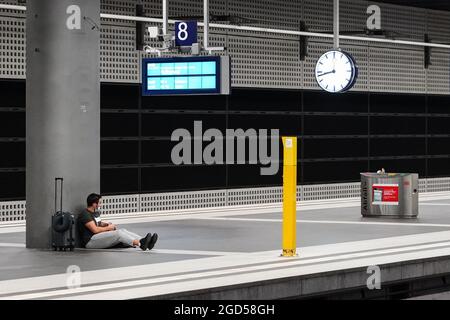 Berlin, Deutschland. August 2021. Ein Passagier sitzt während eines Streiks der Zugfahrer am Berliner Hauptbahnhof in Berlin, der Hauptstadt Deutschlands, am 11. August 2021 auf dem Bahnsteig. Quelle: Stefan Zeitz/Xinhua/Alamy Live News Stockfoto