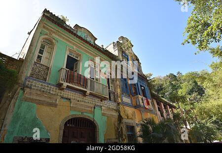 Fassadenansicht des Largo do Boticário die Ende des 18. Jahrhunderts portugiesischen Kolonialstil bunten Gebäuden in der Nachbarschaft von Cosme Velho Rio de Janeiro. Stockfoto