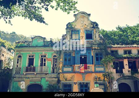 Fassadenansicht des Largo do Boticário die Ende des 18. Jahrhunderts portugiesischen Kolonialstil bunten Gebäuden in der Nachbarschaft von Cosme Velho Rio de Janeiro. Stockfoto