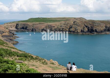 Blick auf die Skomer Island, die vom Wildlife Trust of South and West Wales betrieben wird und Heimat von Papageitauchern und vielen anderen Vögeln und Wildtieren ist. Stockfoto