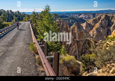 Box Death Hollow Wilderness, Biker an der Hells Backbone Bridge, Dixie National Forest, in der Nähe von Escalante, Utah, USA Stockfoto