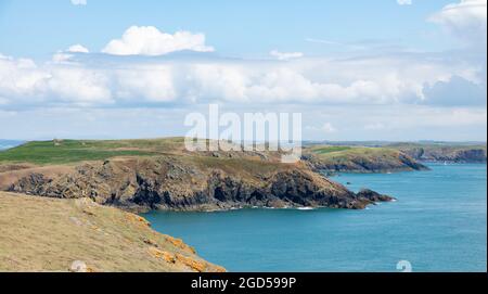 Blick auf die Skomer Island, die vom Wildlife Trust of South and West Wales betrieben wird und Heimat von Papageitauchern und vielen anderen Vögeln und Wildtieren ist. Stockfoto