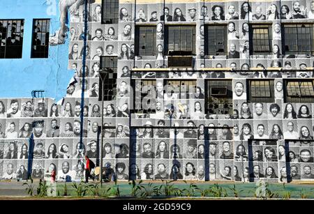 Street Art Wandgemälde an einer verlassenen Gebäudefassade am Boulevard Olímpico an der großen Promenade von Rio de Janeiro in Brasilien. Stockfoto