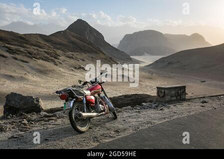 Gilgit Baltistan, Pakistan - Juni 2021: Motorrad in den Bergen Stockfoto