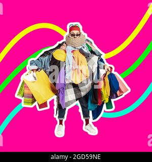 Vertriebskonzept. Ein junger Mann in vielen hellen Kleidern mit vielen Papiertüten. Black friday, Mode, Werbekonzept Stockfoto