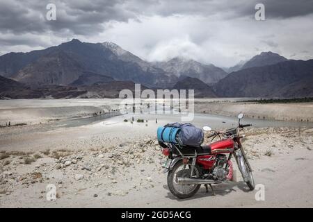 Gilgit Baltistan, Pakistan - Juni 2021: Motorrad in den Bergen Stockfoto