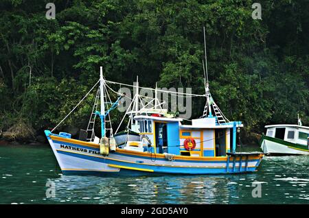 Landschaft mit Panoramablick auf ein traditionelles Fischerboot in Conceição de Jacareí, einer Insel in der Gemeinde Mangaratiba in Rio de Janeiro, Brasilien. Stockfoto