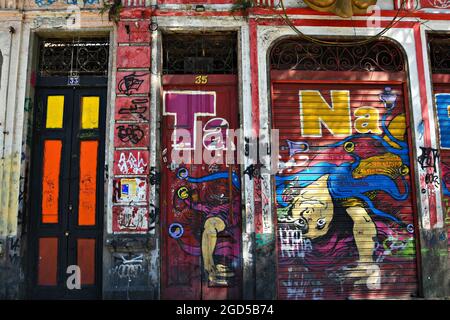 Altes verlassene Geschäftsgebäude mit Graffiti an den Wänden in Santa Teresa, Rio de Janeiro, Brasilien. Stockfoto