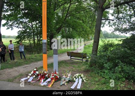 Berlin, Deutschland. August 2021. Ulrike Liedtke, Präsidentin des landtags (nicht abgebildet) und Ralf Wieland (SPD), Präsident des Berliner Abgeordnetenhauses (nicht abgebildet) enthüllten das Denkmal des sowjetischen Soldaten Vladimir Ivanovich Odintsov in Berlin, Deutschland, 11. August 2021, Opfer der Berliner Mauer, aufgenommen am 2. Februar 1979 in Berlin, Deutschland. Kredit: Ales Zapotocky/CTK Foto/Alamy Live Nachrichten Stockfoto