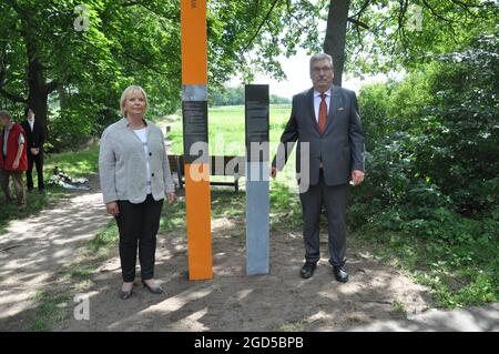 Berlin, Deutschland. August 2021. Ulrike Liedtke, Präsidentin des landtags, und Ralf Wieland (SPD), Präsident des Berliner Abgeordnetenhauses, haben am 11. August 2021 in Berlin, Deutschland, das Denkmal des sowjetischen Soldaten Vladimir Ivanovich Odintsov, Opfer der Berliner Mauer, am 2. Februar 1979 in Berlin, Deutschland, enthüllt. Kredit: Ales Zapotocky/CTK Foto/Alamy Live Nachrichten Stockfoto