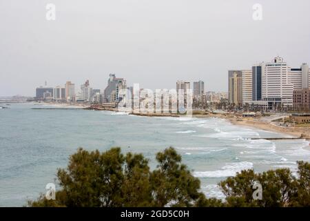 Das Hafengebiet von Tel Aviv und die Skyline von Jaffa aus gesehen. Das Mittelmeer auf der linken Seite Stockfoto