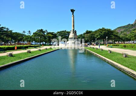 Landschaft mit Panoramablick auf Praça General Tibúrcio mit dem Denkmal Monumento aos Heróis de Laguna e Dourados in Urca Rio de Janeiro Brasilien Stockfoto