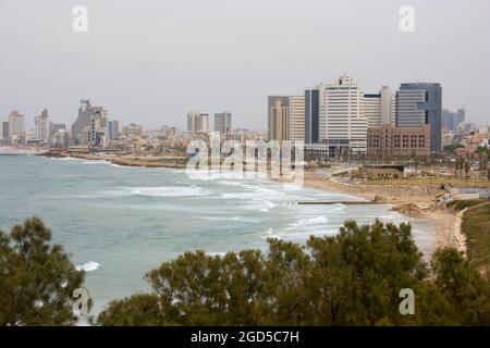 Das Hafengebiet von Tel Aviv und die Skyline von Jaffa aus gesehen. Das Mittelmeer auf der linken Seite Stockfoto