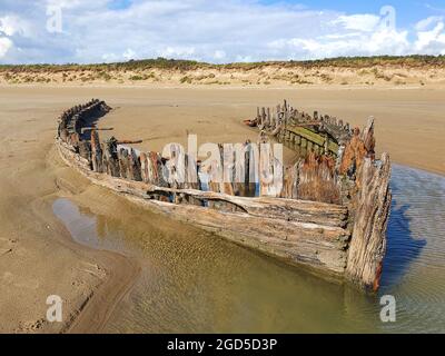 Schiffswrack am Strand von Cefn Sands im Pembrey Country Park in Carmarthenshire South Wales UK, einem beliebten walisischen Touristenreiseort und einer beliebten Küste Stockfoto