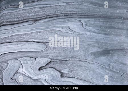 Abstrakte flüssige Kunst Hintergrund hellgrau und silbernen Farben. Flüssiger Marmor. Acrylmalerei auf Leinwand mit Graphitgradient. Aquarell-Hintergrund mit Stockfoto