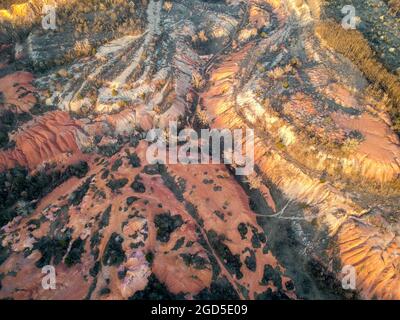 Bauxitmine, roh verwitterten Bauxit sedimentärer Felsen auf der Oberfläche Stockfoto