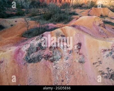 Bauxitmine, roh verwitterten Bauxit sedimentärer Felsen auf der Oberfläche Stockfoto