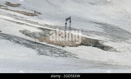 Grainau, Deutschland. August 2021. Schnee liegt auf dem Gletscherrest des Nördlicher Schneeferners auf dem Zugspitzplatt. Der Nördlicher Schneeferner ist der zweitgrößte deutsche Gletscher. Quelle: Angelika Warmuth/dpa/Alamy Live News Stockfoto