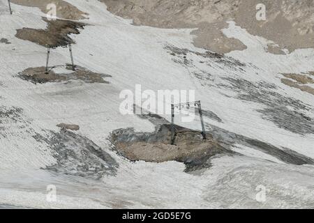 Grainau, Deutschland. August 2021. Schnee liegt auf dem Gletscherrest des Nördlicher Schneeferners auf dem Zugspitzplatt. Der Nördlicher Schneeferner ist der zweitgrößte deutsche Gletscher. Quelle: Angelika Warmuth/dpa/Alamy Live News Stockfoto