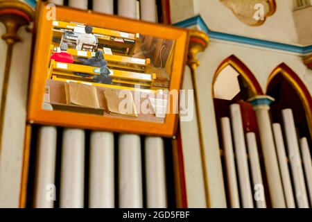 Ivanovo, Vojvodina, Serbien - 17. April 2016: Blick auf die katholische Kirche in der Zeit, in der die Menschen mit ihrem Priester beten. Stockfoto